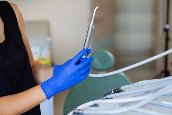 Sprzęt medyczny zbliżenie dentysty w rękach lekarza. Klinika stomatologiczna, pojęcie zdrowego. — Zdjęcie stockowe