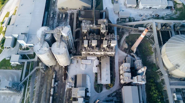 Vista aérea de la planta de fabricación de cemento. Concepto de edificios en la fábrica, tubos de acero, gigantes . —  Fotos de Stock