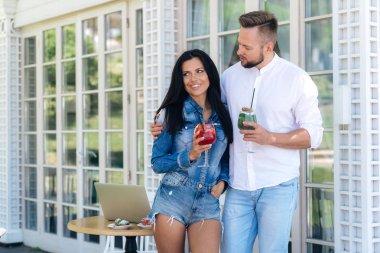 Sağlıklı berry smoothies, sohbet ve birlikte, vakit içme kavramsal kafede aşık bir çift kız ve adam kapalı gün zevk şık giyimli,