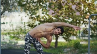 Önce eğitim atlet spor yere ısıtır. Kaslı adam açık havada spor için geçerlidir. Ordu pantolonlu adam egzersizleri yapıyor. Kavram egzersiz, crossfit, fitness, sağlıklı.