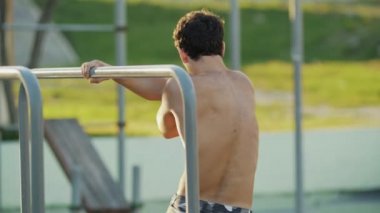Önce eğitim atlet spor yere ısıtır. Kaslı adam açık havada spor için geçerlidir. Ordu pantolonlu adam egzersizleri yapıyor. Kavram egzersiz, crossfit, fitness, sağlıklı.
