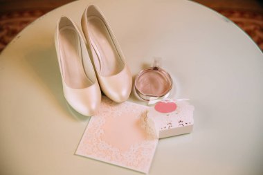 Flatley bej sandalet fotoğraf, gelin gelin buketi, saç süsleri yalıtılmış ışık bir yüzeye koyulur ihale. Boşaltmak.