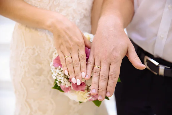 結婚指輪と新婚夫婦の手のクローズ アップはそっと触れるシャクヤクのウェディング ブーケ — ストック写真
