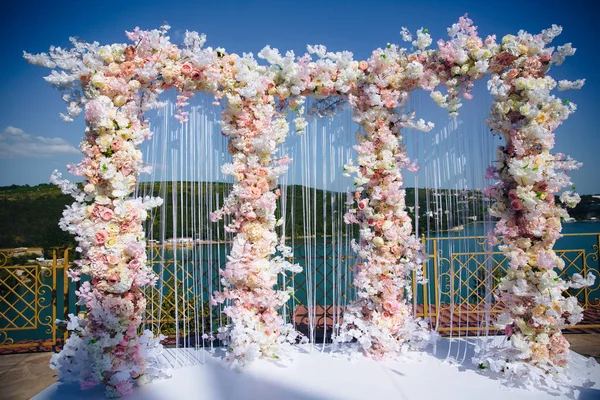 Begrebet bryllup indretning, gadedekoration, bryllup bue er dekoreret med blomster lyserøde og hvide pæoner. Bryllupsdag, ceremoni sted for bruden og brudgommen, indretning, blomster, blomsterhandlere . - Stock-foto