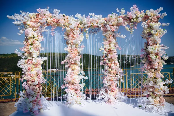 O conceito de decoração de casamento, decoração de rua, arco de casamento decora-se com flores - peônias rosa e brancas. Dia do casamento, local da cerimônia para a noiva e o noivo, decoração, flores, floristas . — Fotografia de Stock