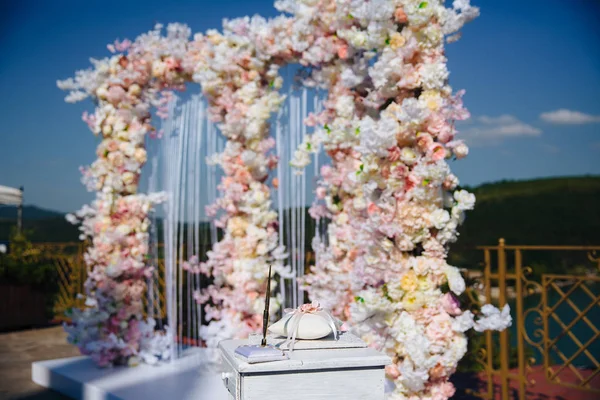 O conceito de decoração de casamento, decoração de rua, arco de casamento decora-se com flores - peônias rosa e brancas. Dia do casamento, local da cerimônia para a noiva e o noivo, decoração, flores, floristas . — Fotografia de Stock