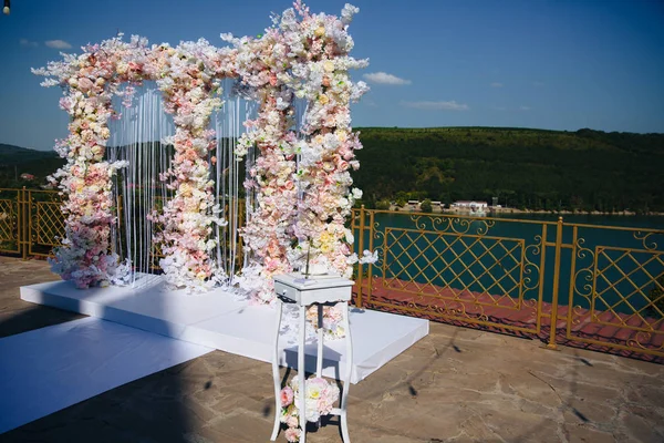 O conceito de decoração de casamento, decoração de rua, arco de casamento decora-se com flores - peônias rosa e brancas. Dia do casamento, local da cerimônia para a noiva e o noivo, decoração, flores, floristas . — Fotografia de Stock