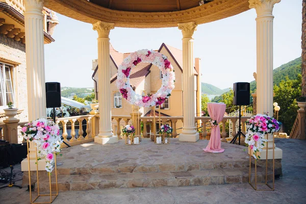 O conceito de decoração de casamento, decoração de rua, arco de casamento decora-se com flores - peônias rosa e brancas. Dia do casamento, local da cerimônia para a noiva e o noivo, decoração, flores, floristas . — Fotografia de Stock