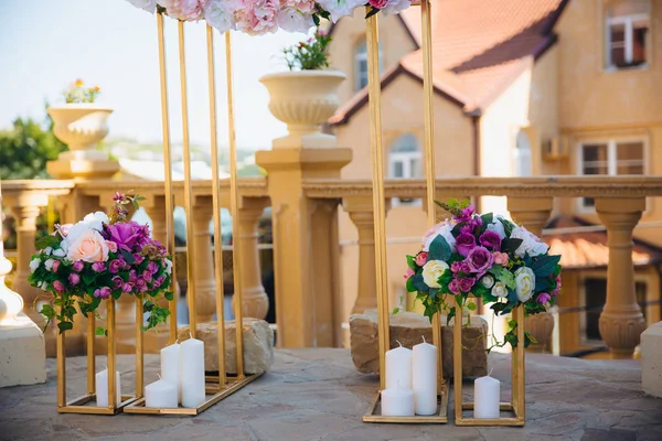 O conceito de decoração de casamento, decoração de rua, arco de casamento decora-se com flores - peônias rosa e brancas. Dia do casamento, local da cerimônia para a noiva e o noivo, decoração, flores, floristas . — Fotografia de Stock