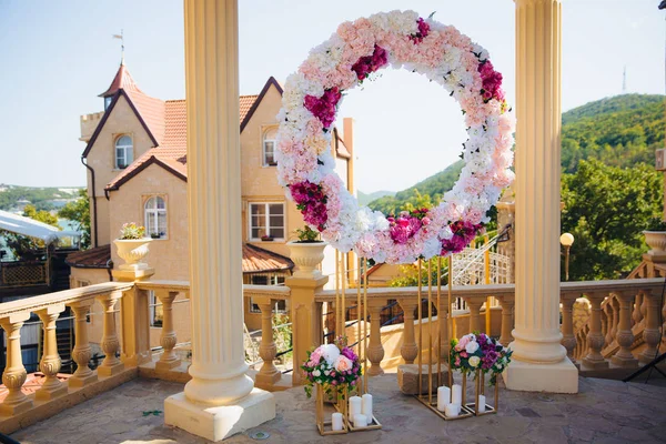 O conceito de decoração de casamento, decoração de rua, arco de casamento decora-se com flores - peônias rosa e brancas. Dia do casamento, local da cerimônia para a noiva e o noivo, decoração, flores, floristas . — Fotografia de Stock