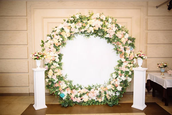 O conceito de decoração de casamento, decoração de rua, arco de casamento decora-se com flores - peônias rosa e brancas. Dia do casamento, local da cerimônia para a noiva e o noivo, decoração, flores, floristas . — Fotografia de Stock