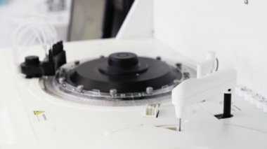 Yakın çekim otomatik kan testleri robot makine, tıbbi malzeme. Modern klinik tanı laboratuvar araçları hastanede çalışıyorum. Sağlık, tıp kavramı.