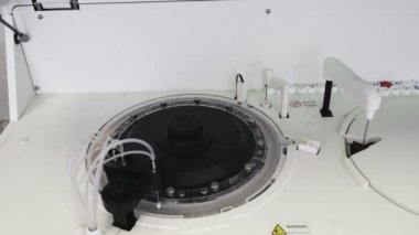 Yakın çekim otomatik kan testleri robot makine, tıbbi malzeme. Modern klinik tanı laboratuvar araçları hastanede çalışıyorum. Sağlık, tıp kavramı.