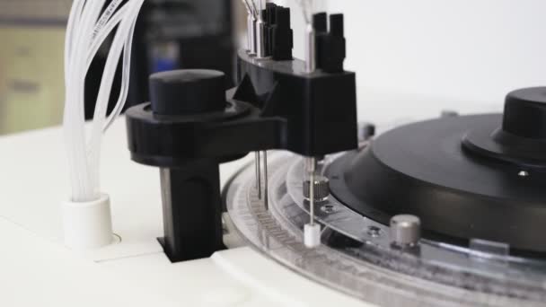 Close-up geautomatiseerde tests van het bloed robotic machine, medische apparatuur. Moderne laboratorium voor klinische diagnostische hulpprogramma's werken in het ziekenhuis. Begrip gezondheid, geneeskunde. — Stockvideo