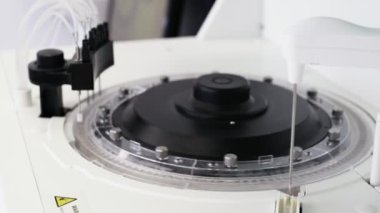 Yakın çekim otomatik kan testleri robot makine, tıbbi malzeme. Modern klinik tanı laboratuvar araçları hastanede çalışıyorum. Sağlık, tıp kavramı.