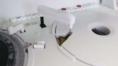 Yakın çekim otomatik kan testleri robot makine, tıbbi malzeme. Modern klinik tanı laboratuvar araçları hastanede çalışıyorum. Sağlık, tıp kavramı.