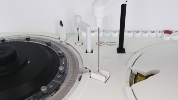 Close-up geautomatiseerde tests van het bloed robotic machine, medische apparatuur. Moderne laboratorium voor klinische diagnostische hulpprogramma's werken in het ziekenhuis. Begrip gezondheid, geneeskunde. — Stockvideo