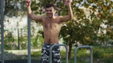 Önce eğitim atlet spor yere ısıtır. Kaslı adam açık havada spor için geçerlidir. Ordu pantolonlu adam egzersizleri yapıyor. Kavram egzersiz, crossfit, fitness, sağlıklı.