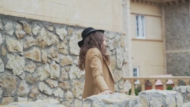 Привабливий Блискучі Жінка Стоїть Камінь Балкон Історичному Десь Європі Дівчина — стокове відео