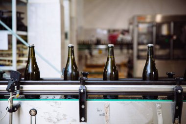 Cam şişe şampanya veya şarap fabrikası'nda otomatik konveyör satırındaki. Alkollü içecekler şişeleme tesisi.