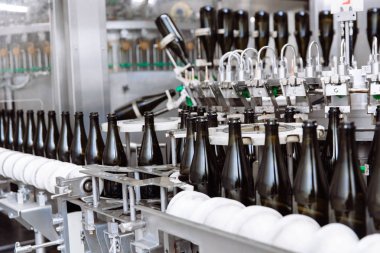 Cam şişe şampanya veya şarap fabrikası'nda otomatik konveyör satırındaki. Alkollü içecekler şişeleme tesisi.