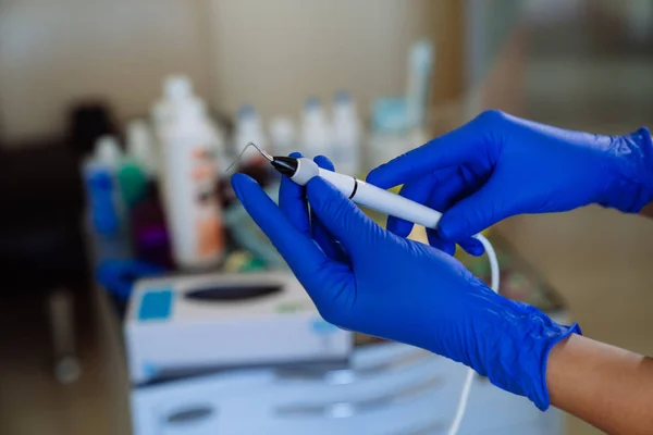 Equipamento médico de close-up de um dentista nas mãos de um médico. clínica odontológica, conceito de saudável . — Fotografia de Stock