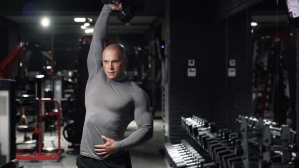 Silný Svalnatý Muž Dělá Sportovní Cvičení Činkami Vlaky Triceps Svaly — Stock video