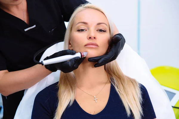 Крупным планом женские лица и руки косметолога проводят процедуры на пациентах с гидропилинговым аппаратом. Очищение и омоложение кожи женщин с помощью новых технологий . — стоковое фото