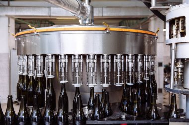 Cam şişe şampanya veya şarap fabrikası'nda otomatik konveyör satırındaki. Alkollü içecekler şişeleme tesisi.