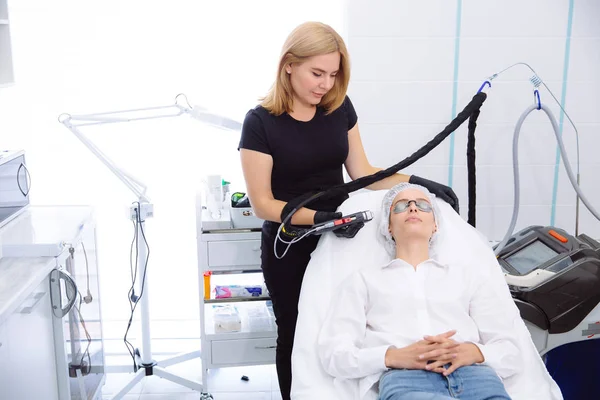 Косметолог робить лазерного лікування молода жінка обличчя, епіляції процедур видалення волосся клініки спа краси. — стокове фото