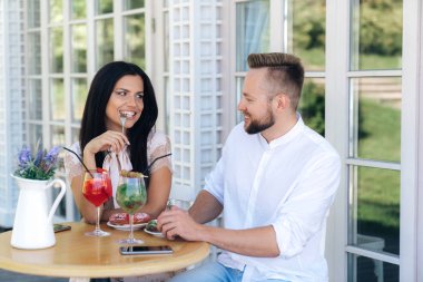 Aşık bir kafede bir masada iletişim. Bir erkek ve bir kadın sadece çıkıyoruz, restoranlara gitmek, yürümek, birlikte vakit geçirmek.