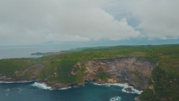 Вид с воздуха на пляж Kelingking. Нуса Пенида, Бали, Индонезия. Концепция путешествия . — стоковое видео