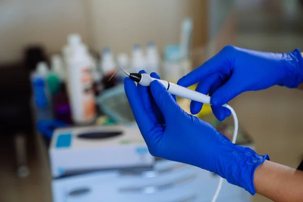 Equipamento médico de close-up de um dentista nas mãos de um médico. clínica odontológica, conceito de saudável . — Fotografia de Stock