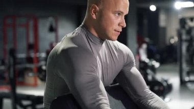 Kaslı adam spor spor eğitim pazı egzersiz yaparak bir halter ile kapatmak