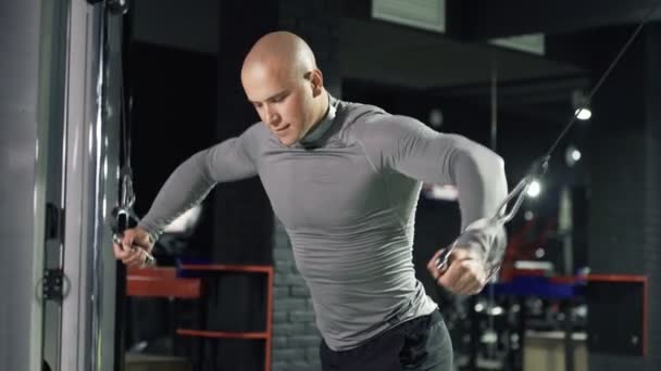 Athlete at the gym doing exercises on the muscles of the chest and shoulders — Stock Video