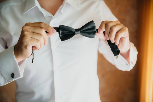 Mãos Homem Close Segura Laço Preto Preparando Noivo Para Dia — Fotografia de Stock