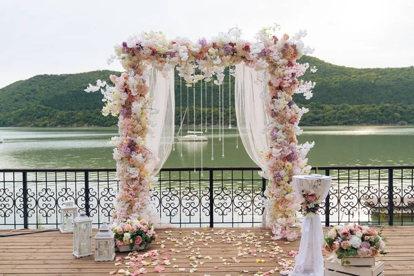 Dia de casamento, lugar de cerimônia da noiva e noivo, decoração, flores. Conceito de decoração, arco de casamento decora-se com flores - peônias rosa e brancas . — Fotografia de Stock