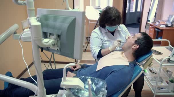 Closeup dentist makes an anesthesia injection to a patient before dental treatment — Stock Video