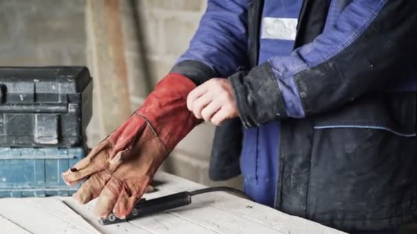 Close Lasser Man Overall Zet Rode Handschoenen Bouwer Voorbereiden Een — Stockvideo