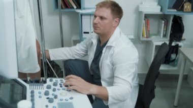 Phlebologist hastalar damarlar, atış steadicam tanılamak için ultrason makineleri kullanır