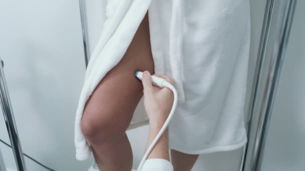 Arts maakt echografie van de aderen op de benen van de patiënten, close-up, steadicam schot — Stockvideo