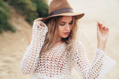 Çekici kız beyaz tığ işi mayo ve iyi zaman tropikal kum Beach'te tatil yaz şapka