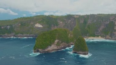 Kelingking Beach havadan görünümü. Nusa Penida, Bali, Endonezya. Seyahat kavramı.