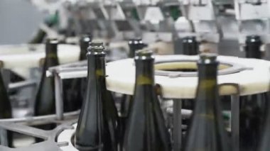 Cam şişe şampanya veya şarap fabrikası'nda otomatik konveyör satırındaki. Alkollü içecekler şişeleme tesisi.