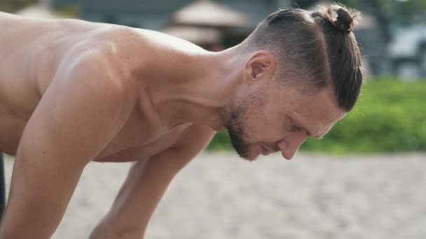 Primer plano retrato sin camisa hombre de pie yoga pose y haciendo ejercicios de respiración — Vídeo de stock