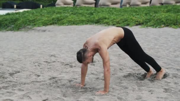 Hombre Haciendo Ejercicios Estiramiento Playa Arena Hombre Haciendo Pose Yoga — Vídeos de Stock