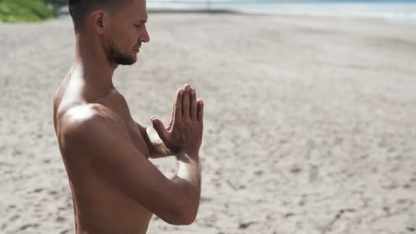 Retrato do homem fazendo exercício e segurando as mãos juntas, steadicam tiro — Vídeo de Stock