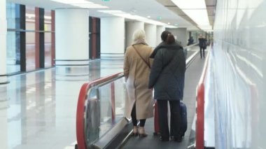 Arka görünümü yolcularına travelator üzerinde Uluslararası Havaalanı.