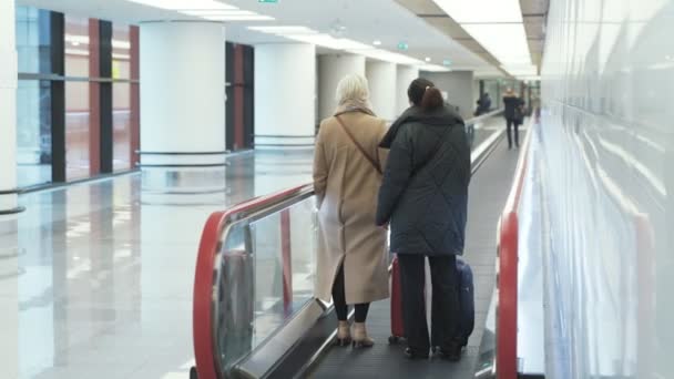 Passeggeri vista posteriore in aeroporto internazionale sul viaggiatore . — Video Stock