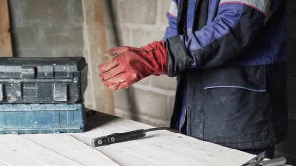 Muž svářeč detail připraví svařovací stroj pro práci. — Stock video